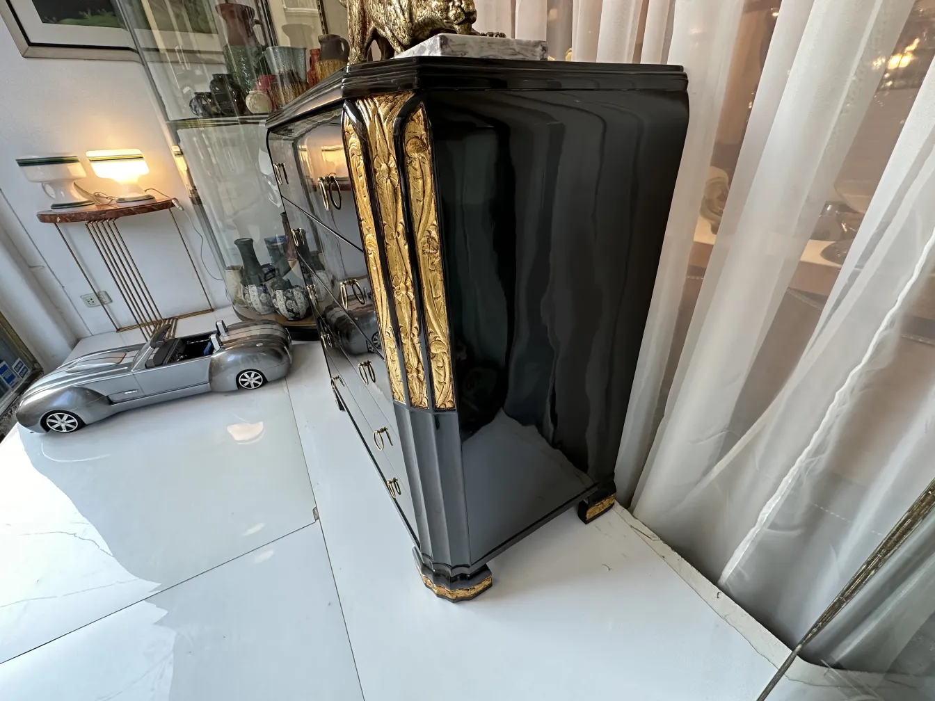 古董橱柜，优雅设计，金色细节，旁边有玩具车和装饰物品。