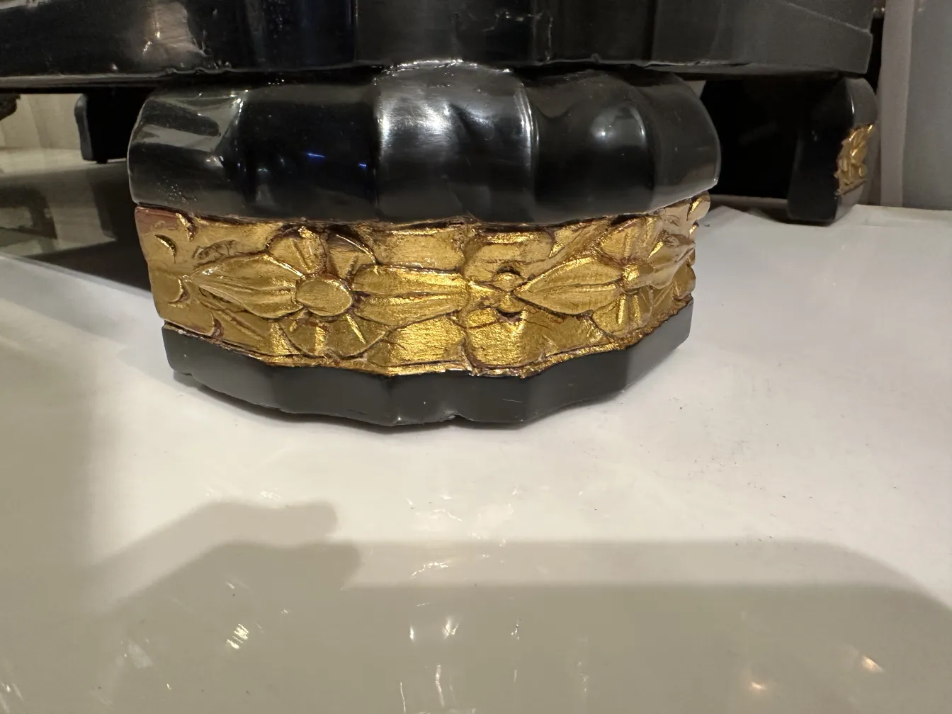 고전적인 서랍 금색 기초와 검은 배경에 장식적인 세부사항이 있는.