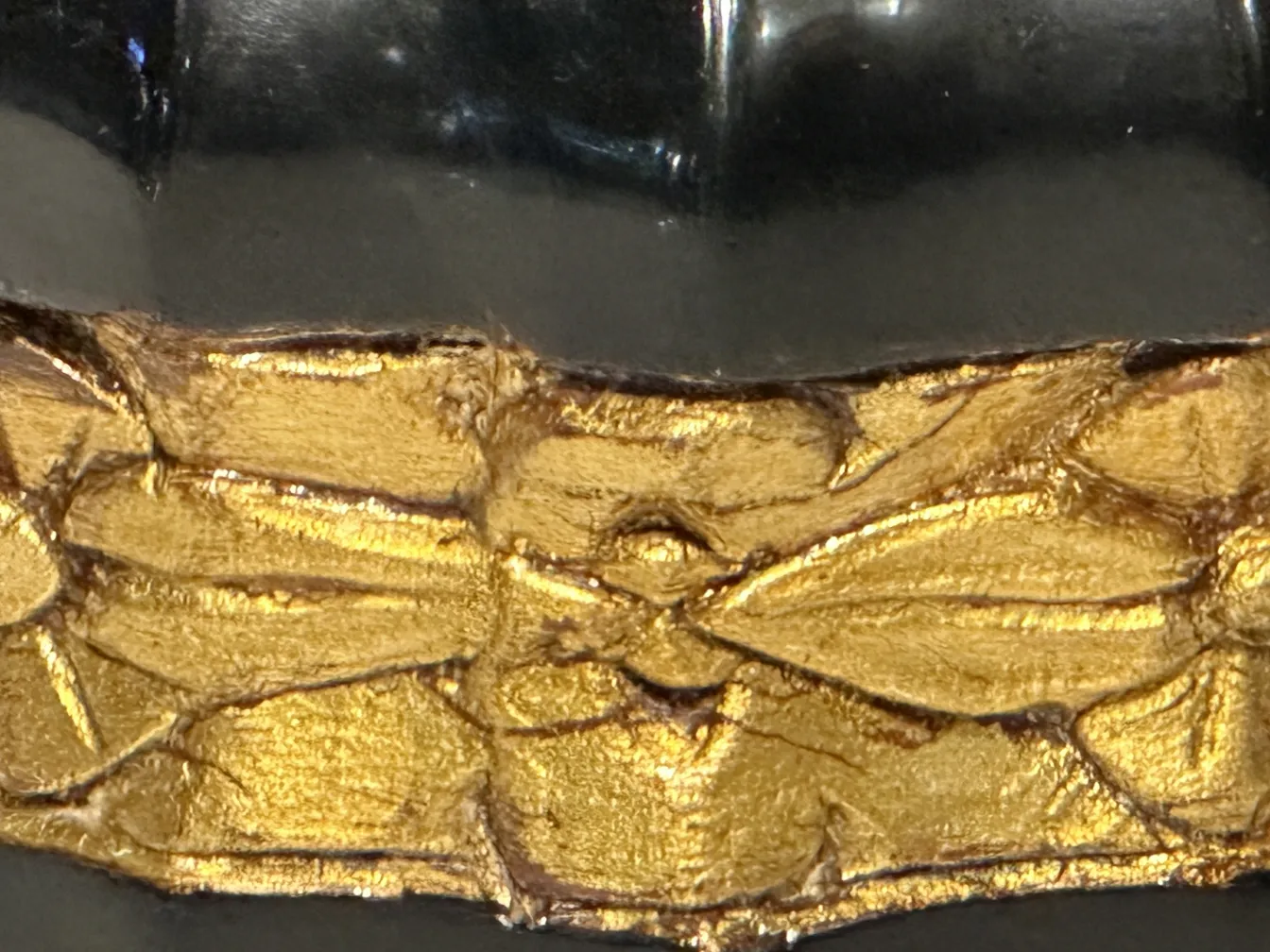 Gaveteira antiga com detalhes dourados, decorativa e elegante.