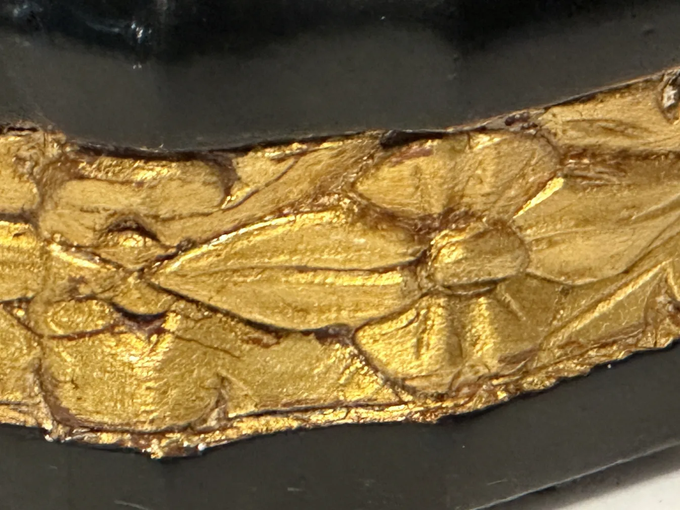 Detalhe de uma gaveteira antiga com decoração dourada