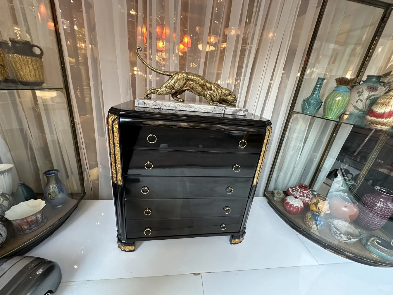 Antike glänzende Schublade mit goldenen Details und einem dekorativen Löwen.