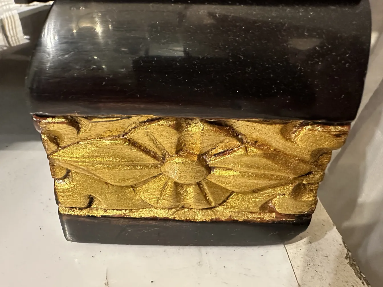 金色のディテールとエレガントな仕上げの古代キャビネット。