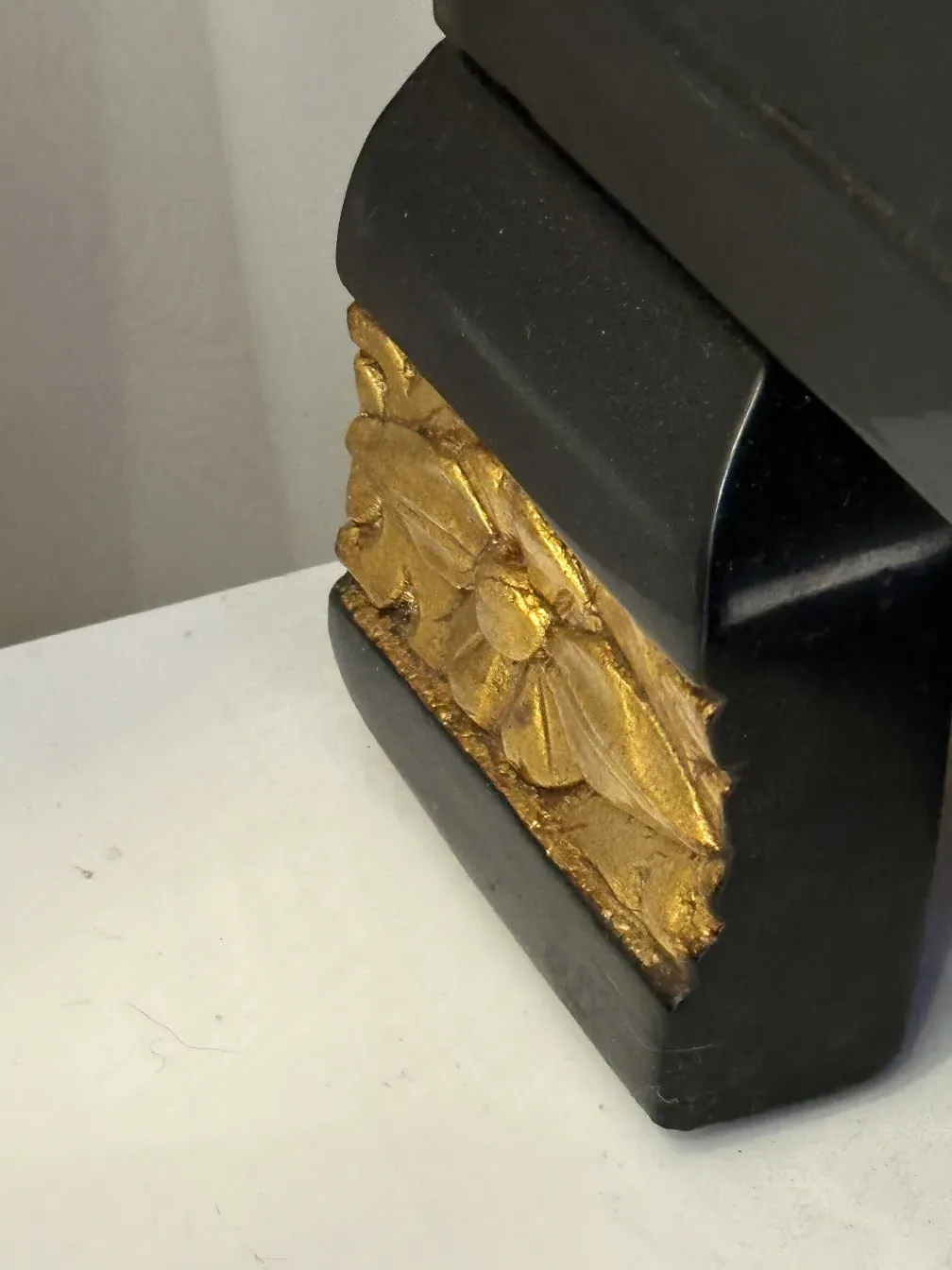 Cassetto antico con dettagli dorati e design elegante.