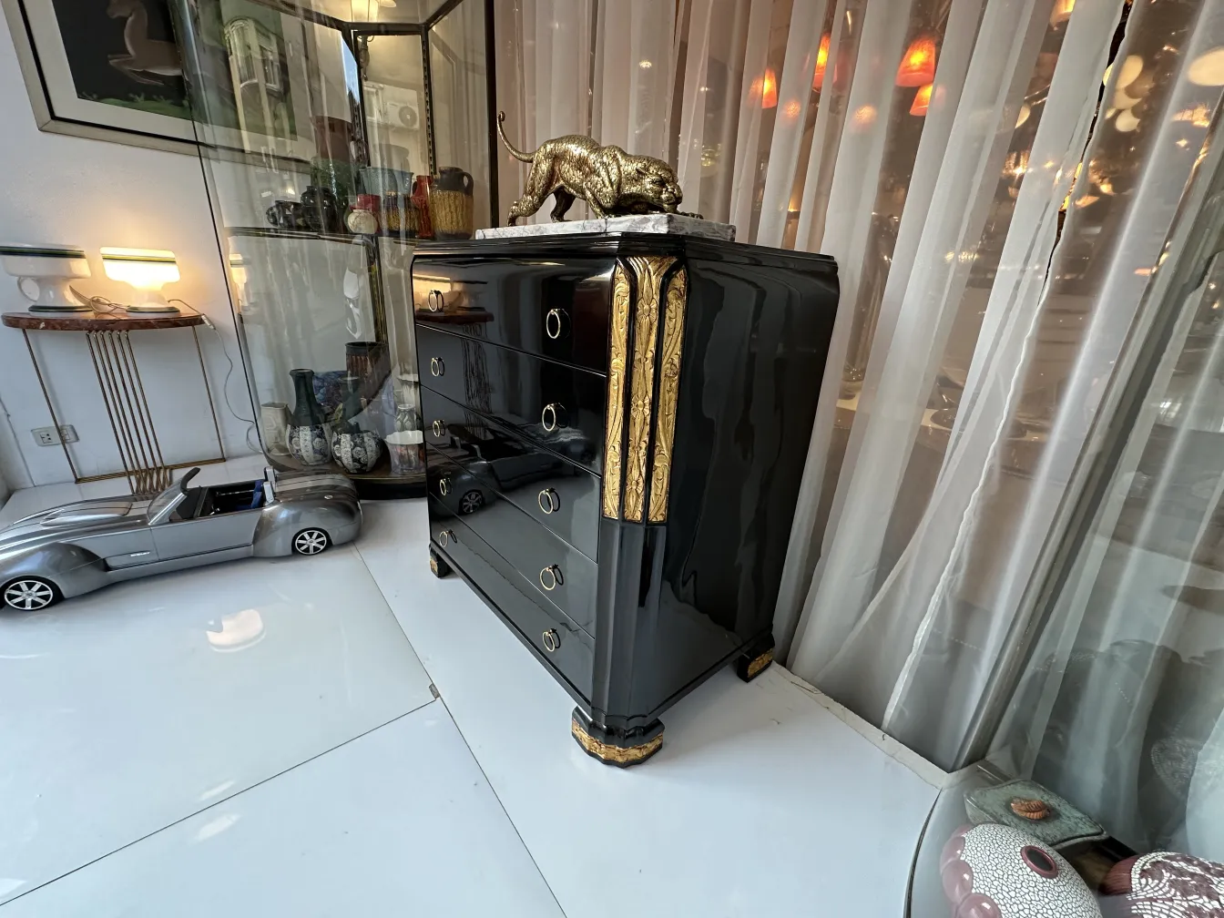 Cassetto antico nero con dettagli dorati, ambiente elegante.