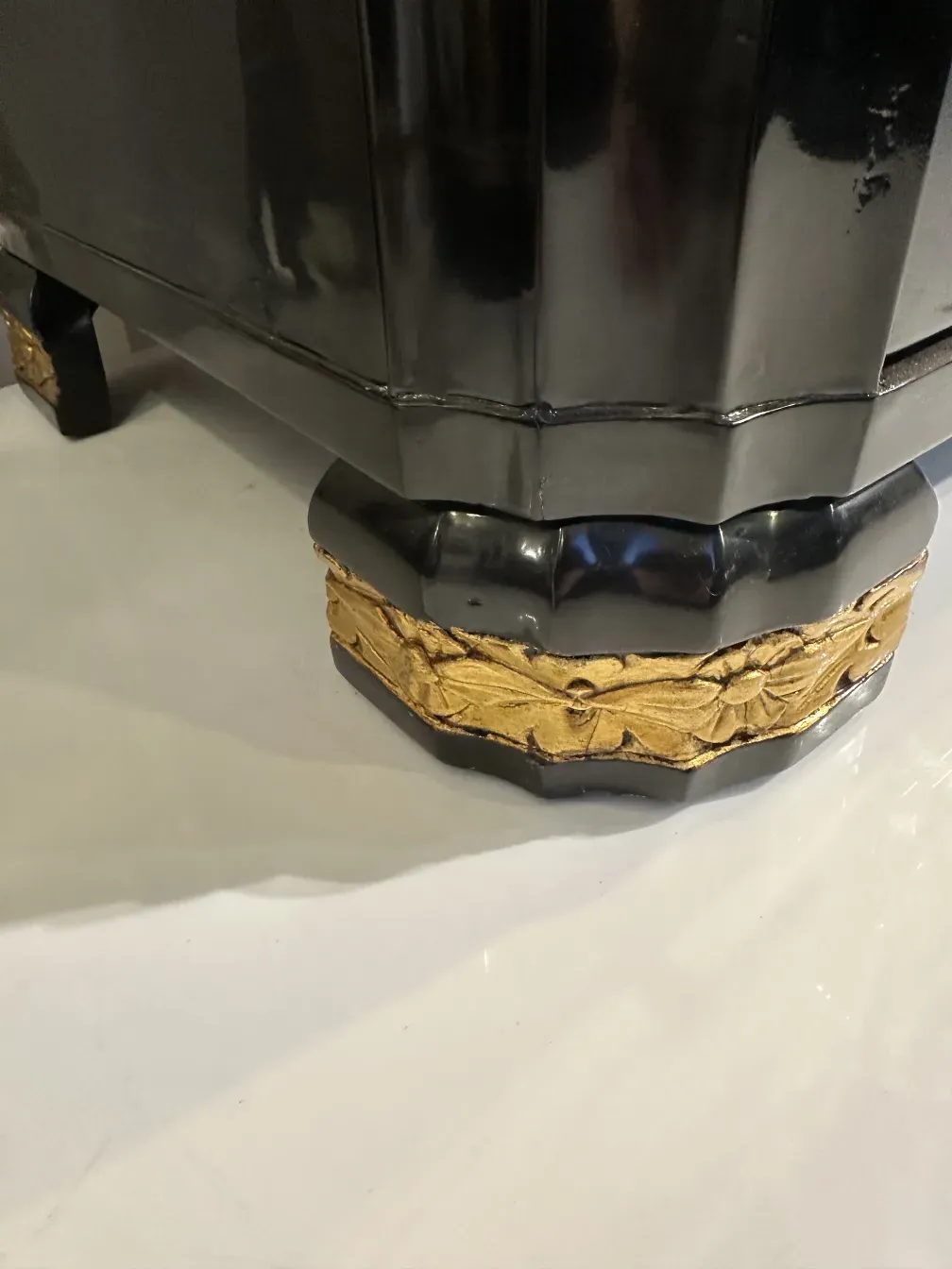 Cassetto antico con base nera e dettagli dorati