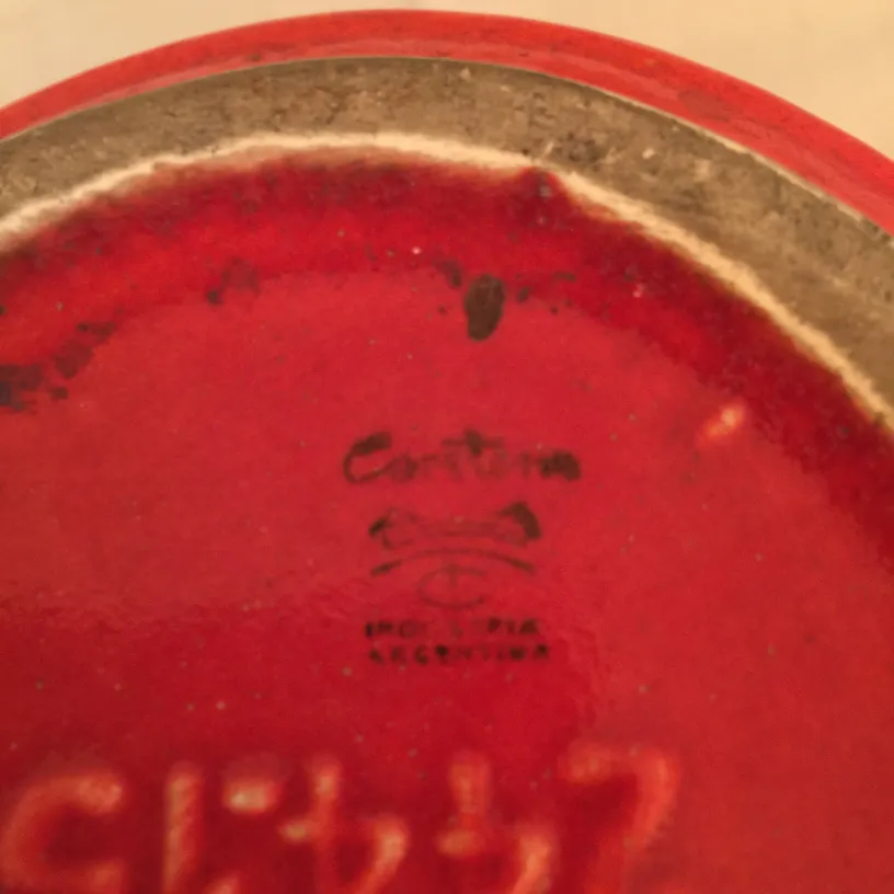 Cerâmica antiga decorativa com esmalte vermelho e assinatura.