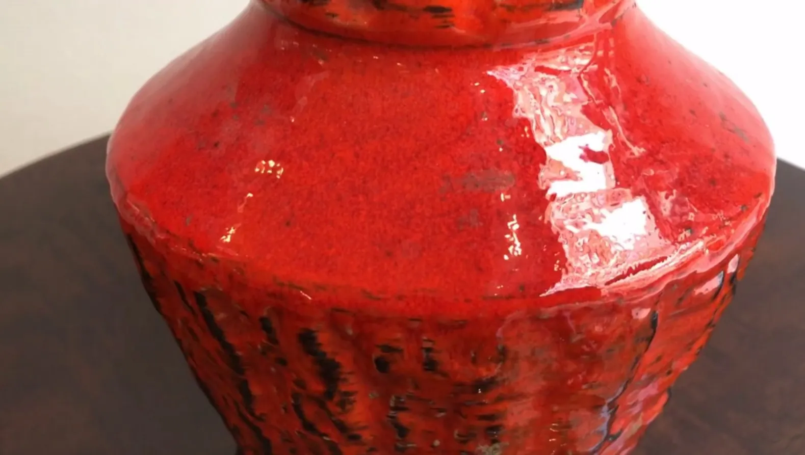 Vaso in ceramica antica rosso brillante con finitura lucida