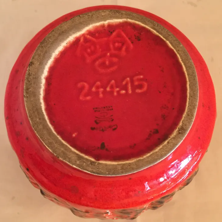 Vista inferiore di una ceramica antica rossa brillante con iscrizioni.