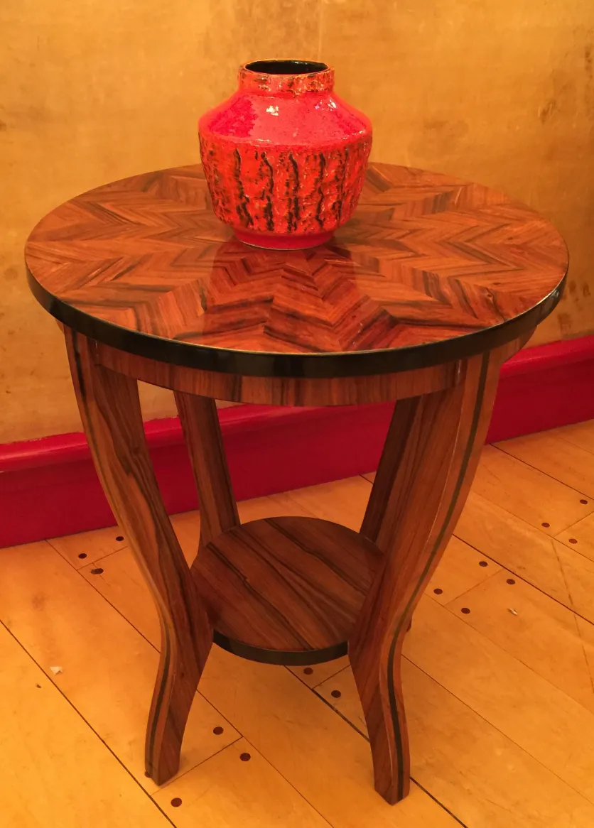 vase de cerâmica antiga decorativa em mesa