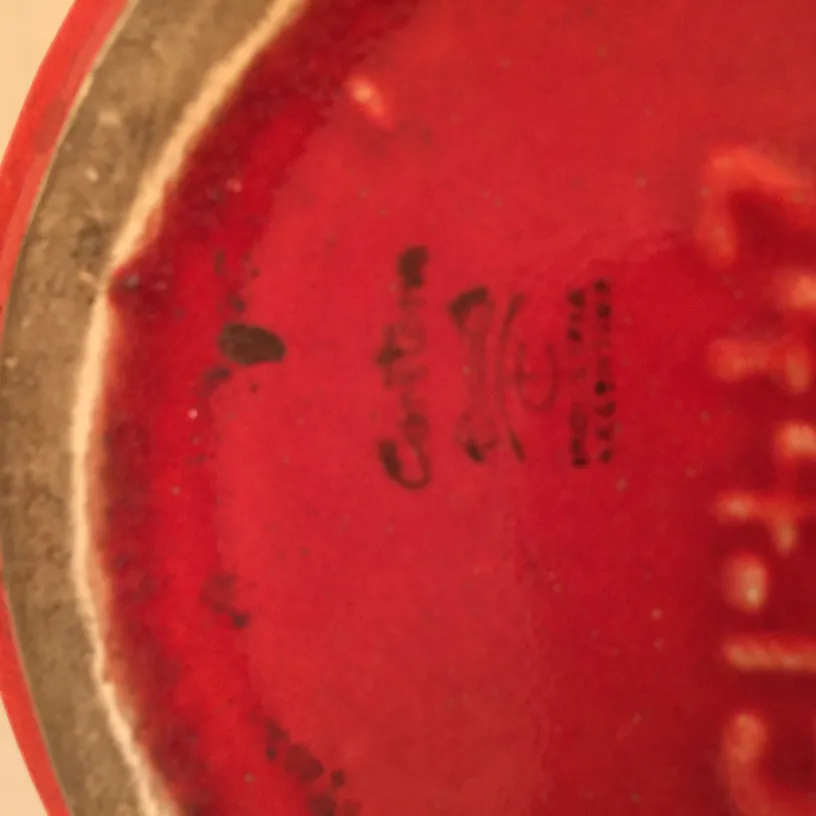 눈에 보이는 표시가 있는 고대 빨간 도예의 세부 사항.