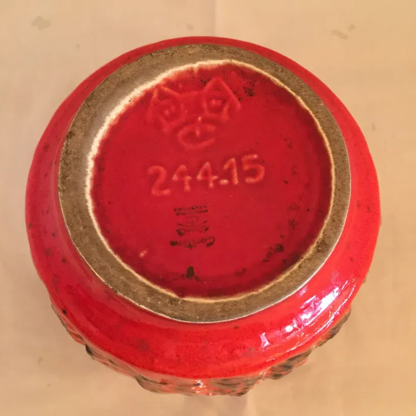 古董陶瓷底部视图，鲜艳的红色和可见细节