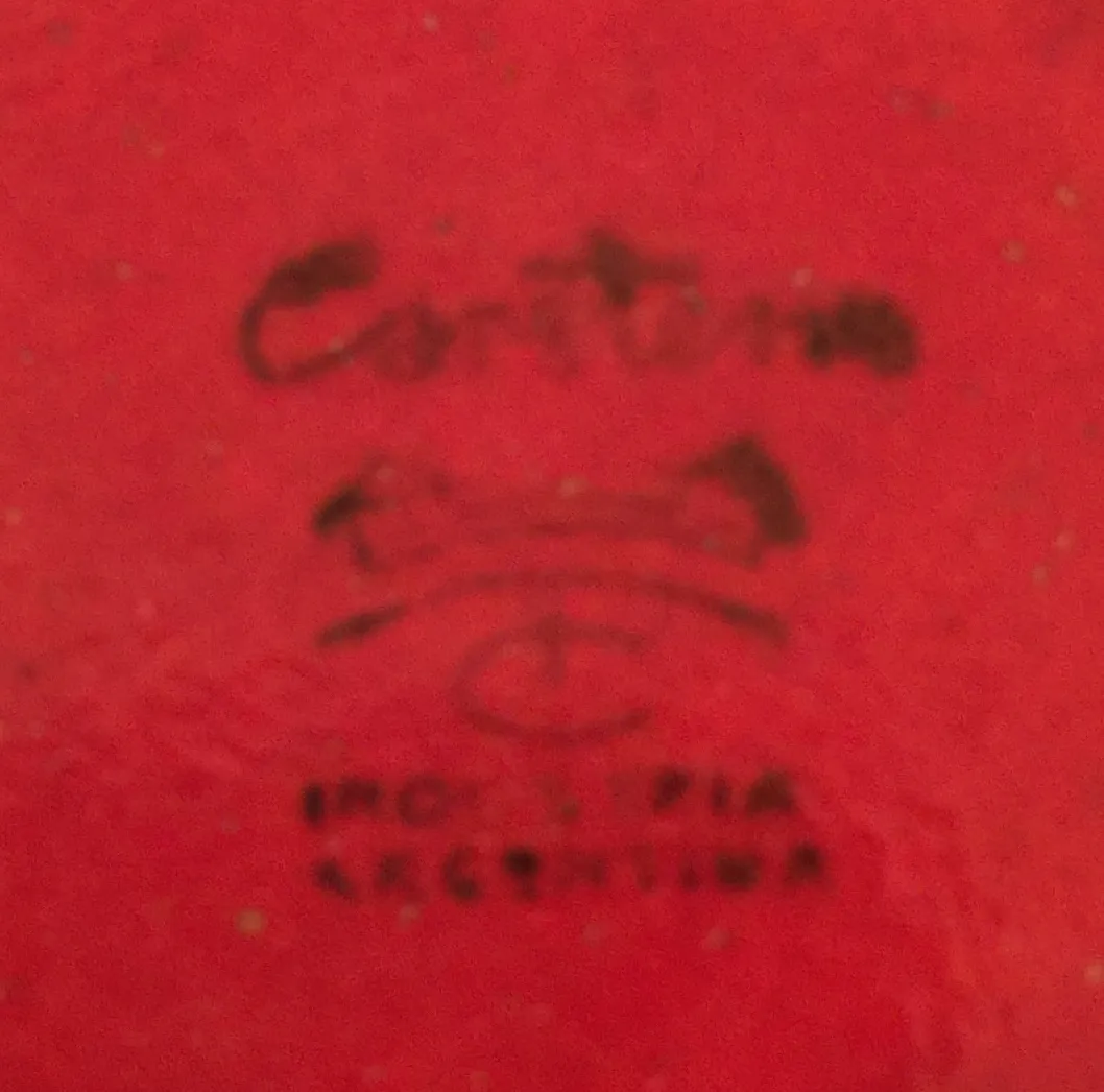 Ceramica antica dall'Argentina con sfondo rosso distintivo