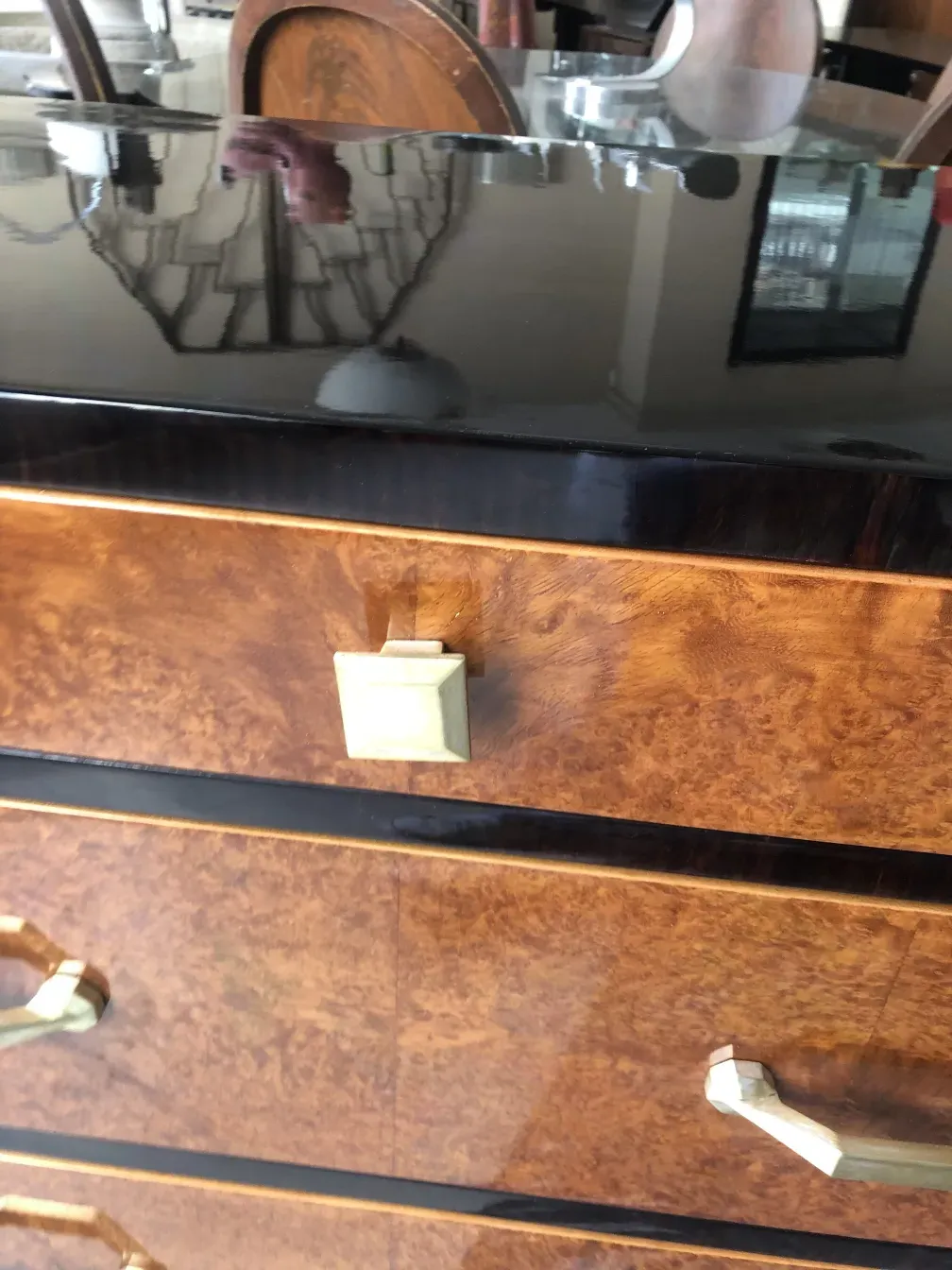 优雅的古老橱柜，金色边缘和闪亮的锁闭，置于经典风格环境中。