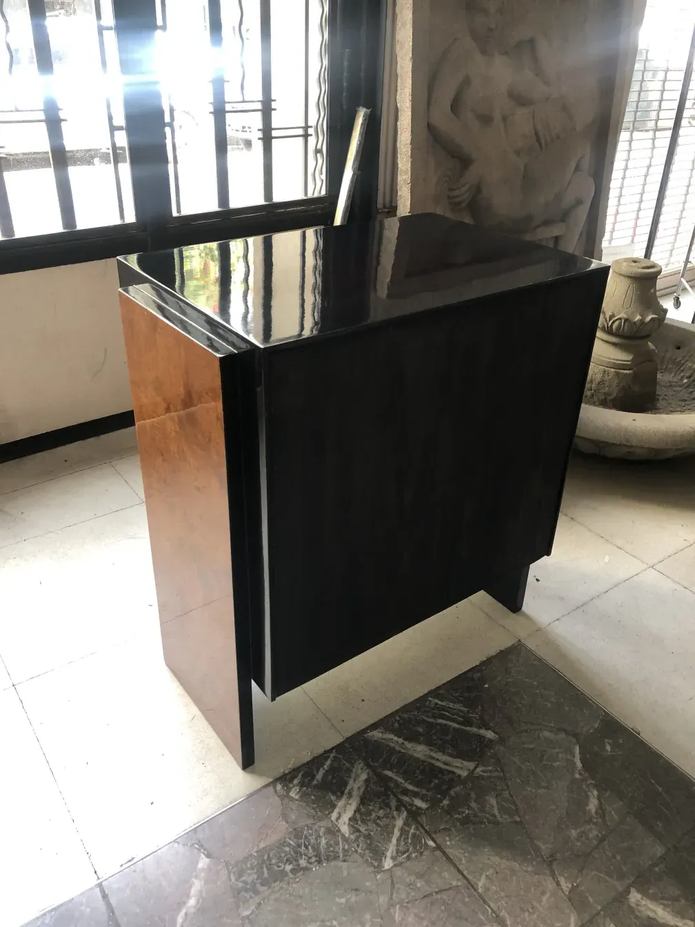 Cassetto antico con design elegante, posizionato in una stanza con pavimento in marmo