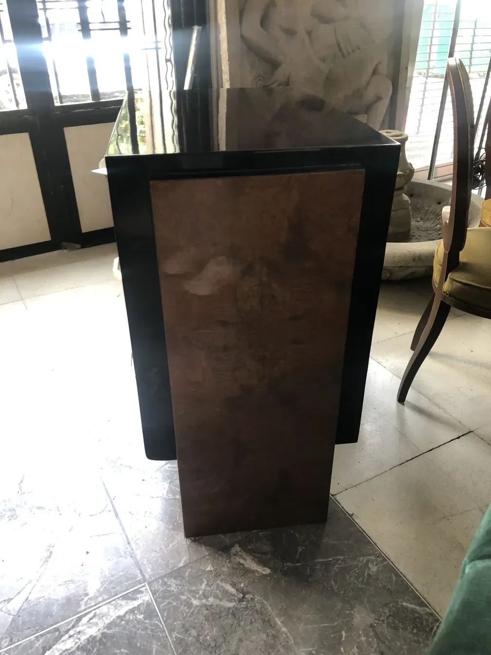 Cassettiera antica in legno con finiture eleganti in un ambiente classico.