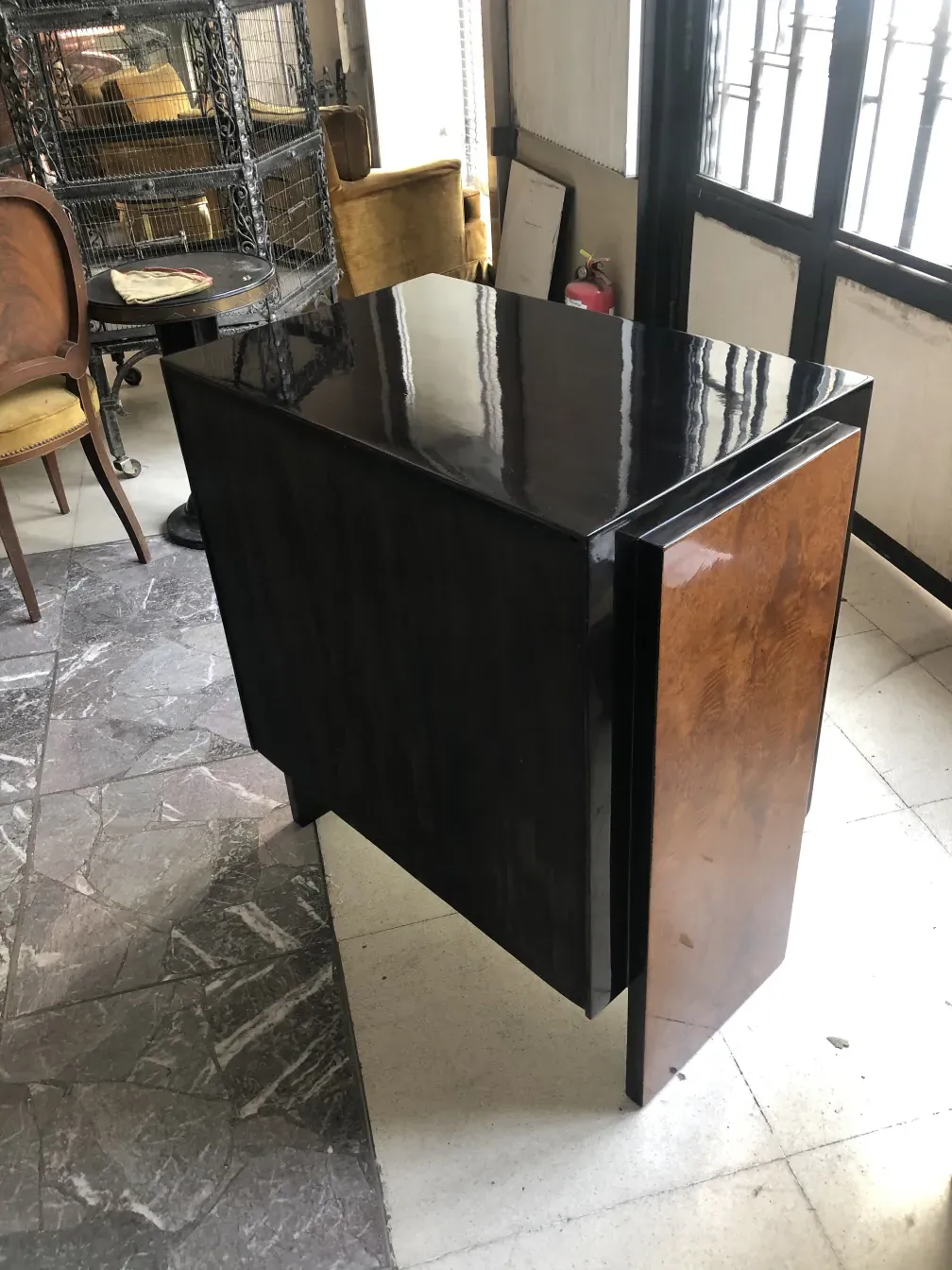 Commode antique dans un cadre classique et élégant