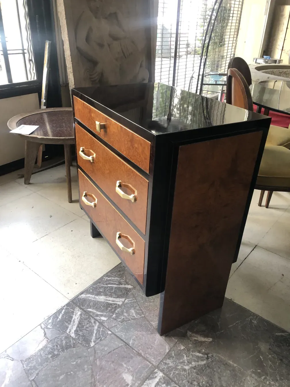 带有金色把手的古董橱柜，置于温馨的环境中。