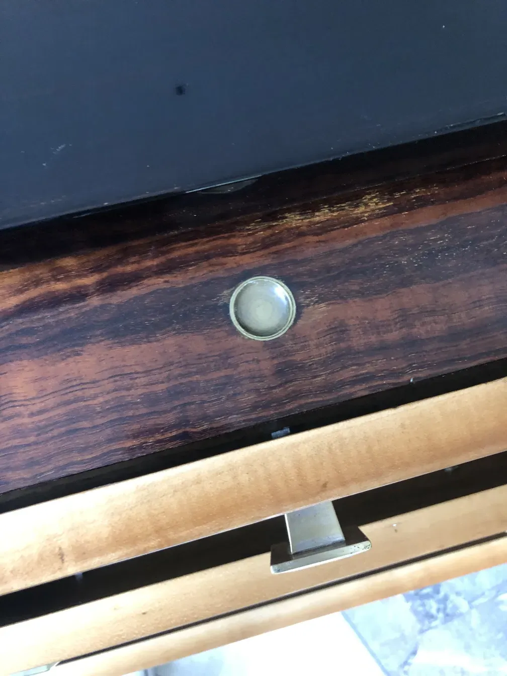 Commode ancienne avec des détails de design uniques, bois foncé