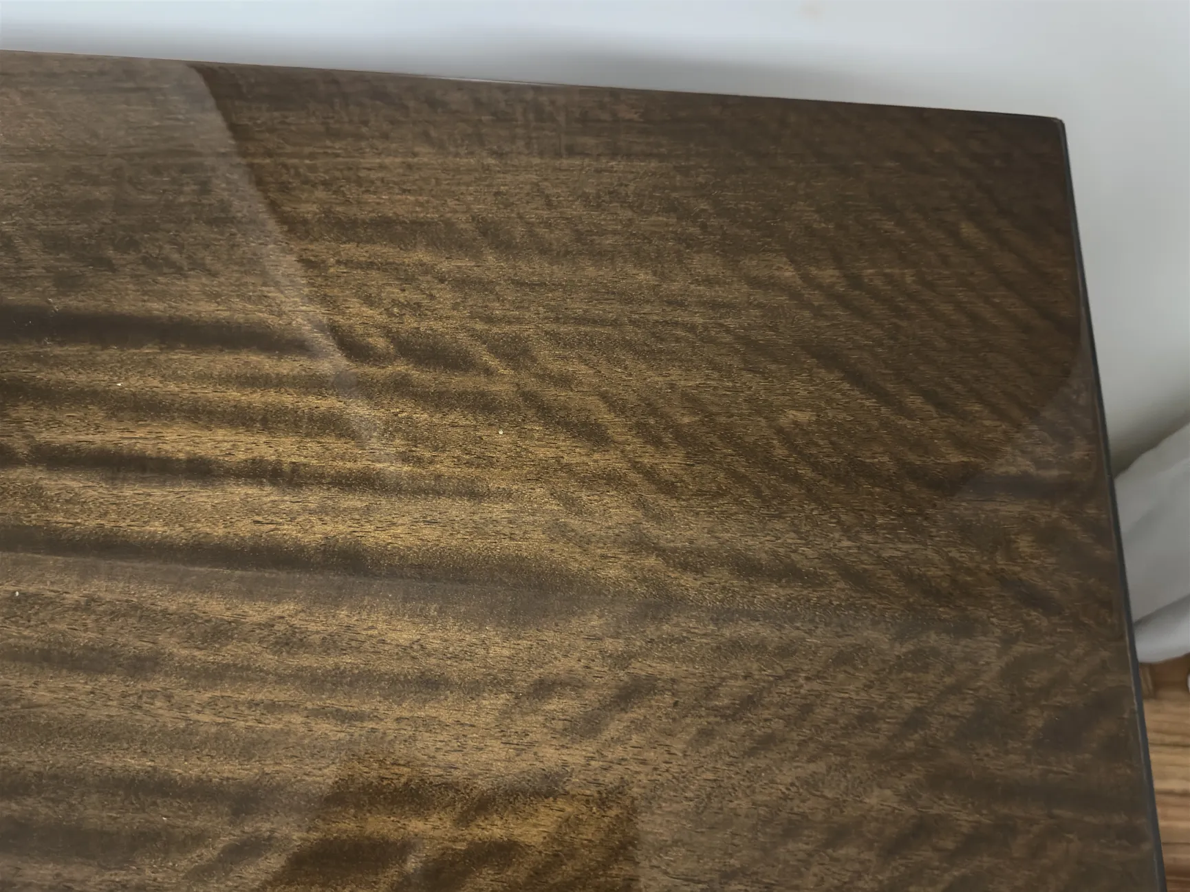 Detaillierte Ansicht der Oberseite einer antiken Holzschublade mit glatter Textur.