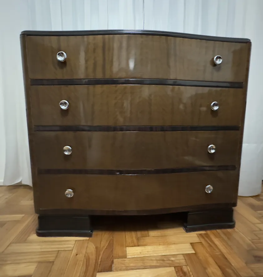 Cassetto antico con finitura lucida e maniglie eleganti