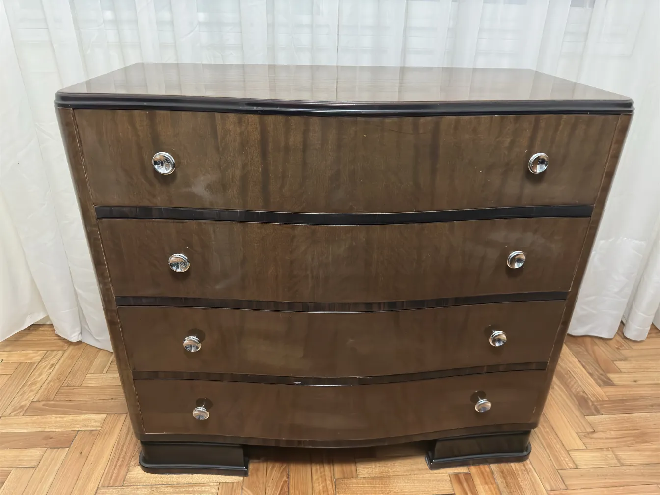 Commode ancienne en bois avec poignées en argent