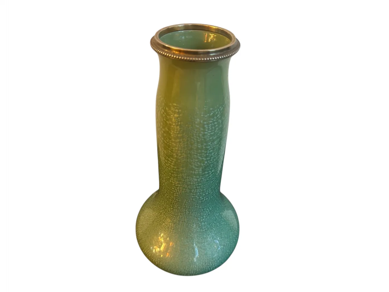 金属製の縁がある古い緑の陶器の花瓶。