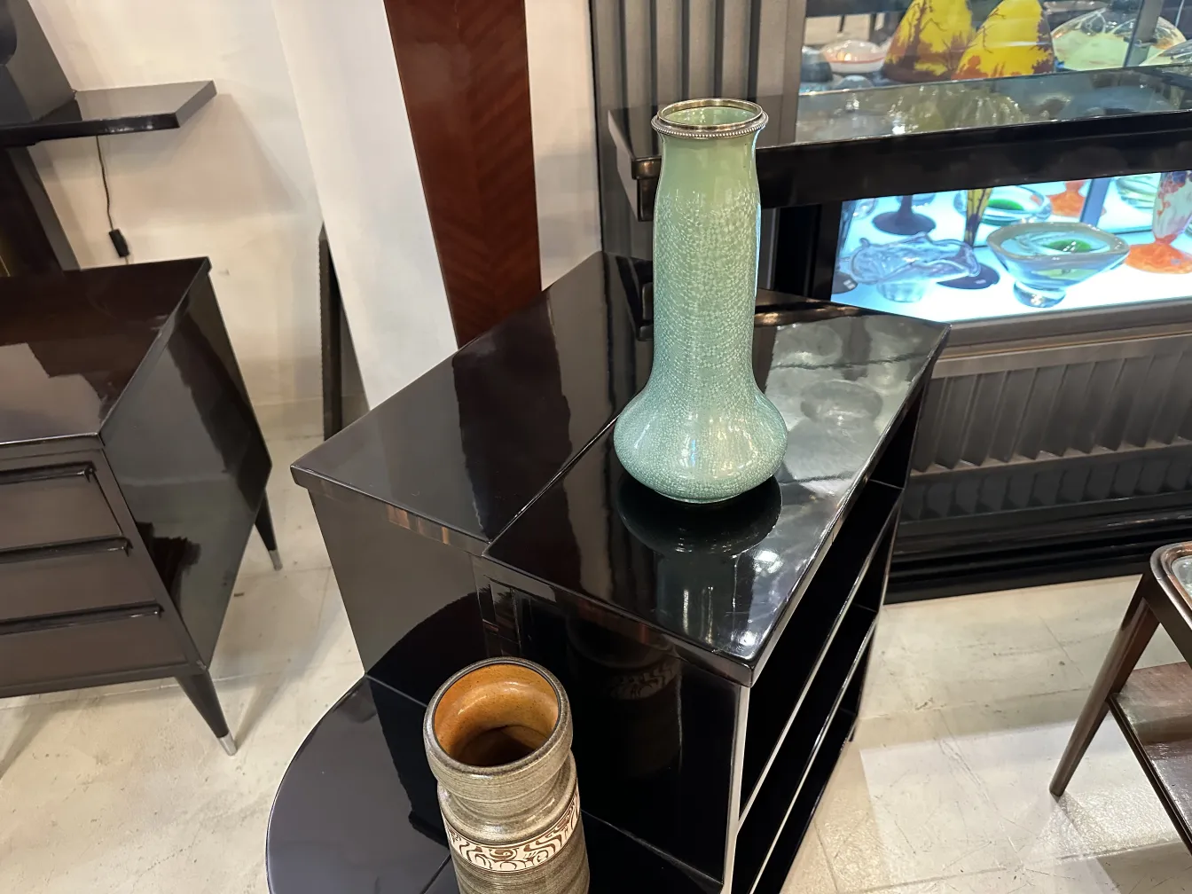 Vaso antigo de cerâmica verde sobre mesa preta