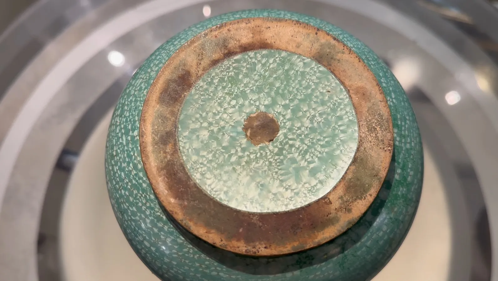 古董质感绿色陶瓷的细节视图，浅色背景。