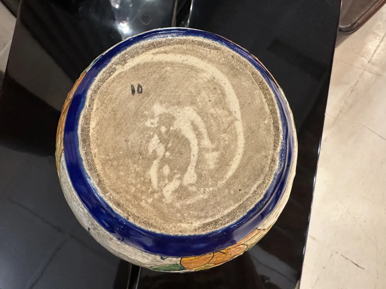 Antike Keramik mit bunten Details am Rand.