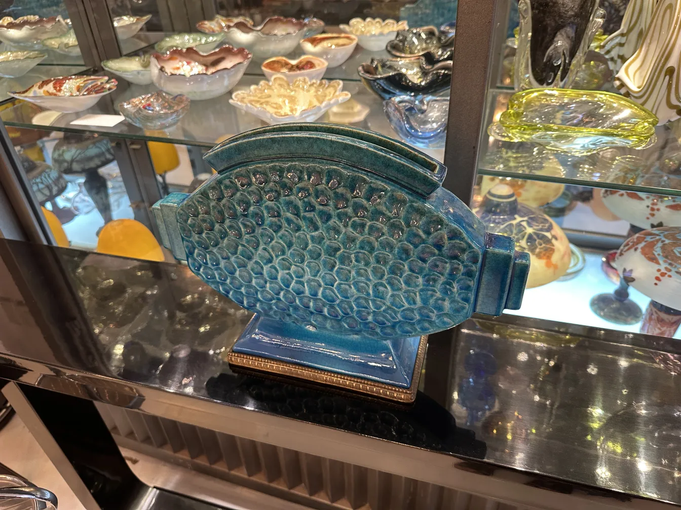 古老的蓝色陶瓷物品，装饰精美