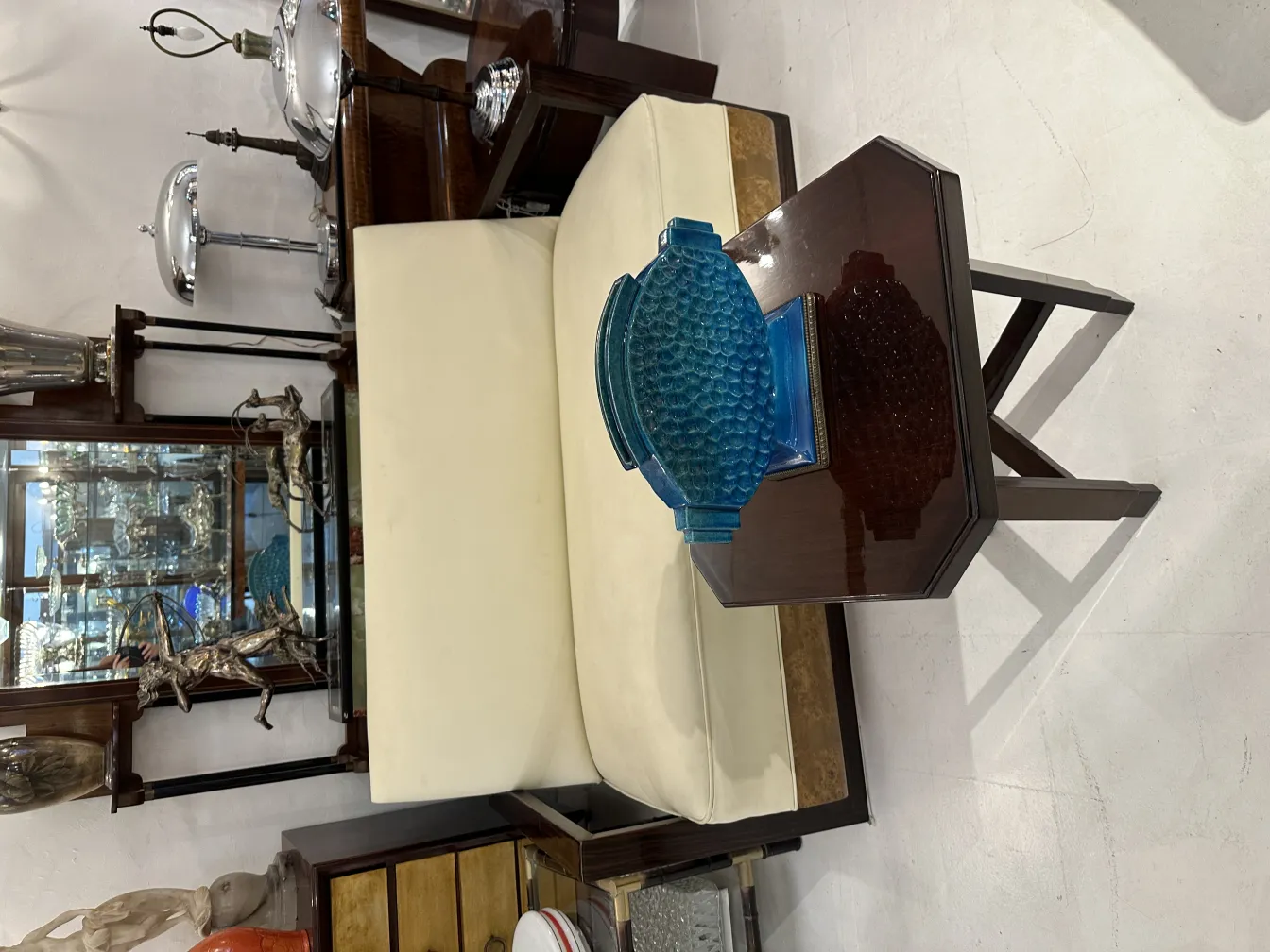 Céramique décorative ancienne avec base bleue et détails élégants