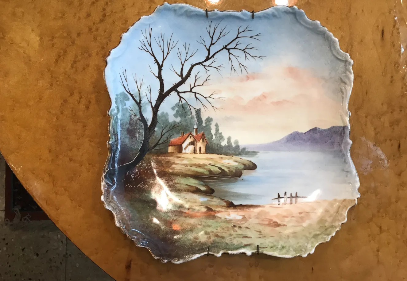 Antikes Keramikteller mit Landschaft von Haus und Baum