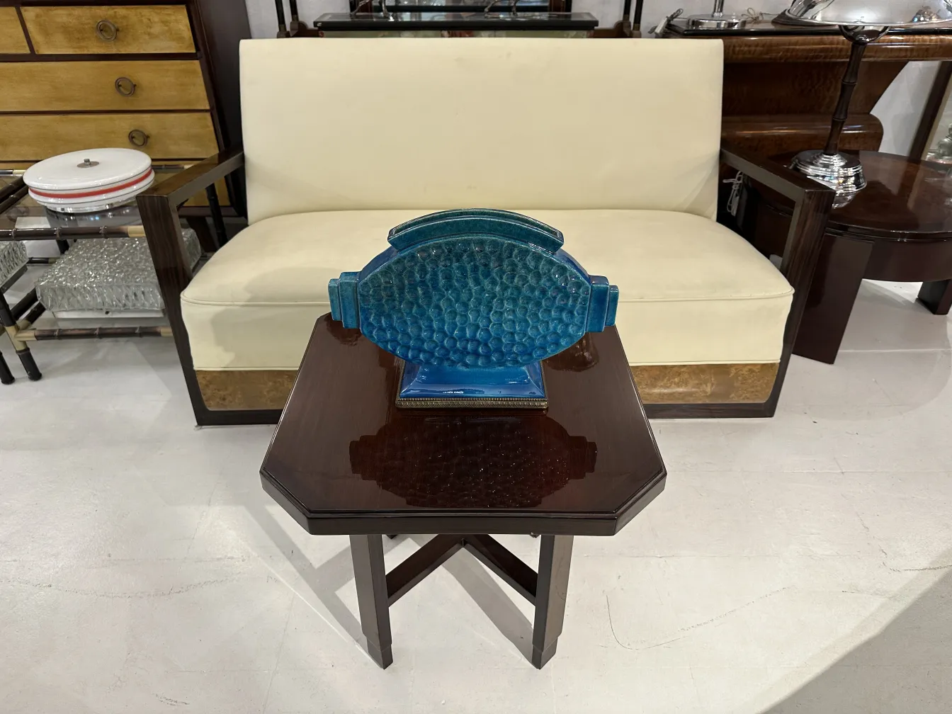 Antike blaue Keramikskulptur in vintage Möbeldesign.