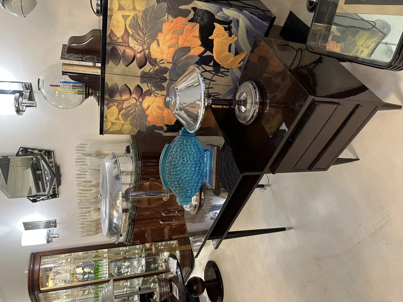 Cerámica antigua decorativa con diseño colorido, en un ambiente elegante.