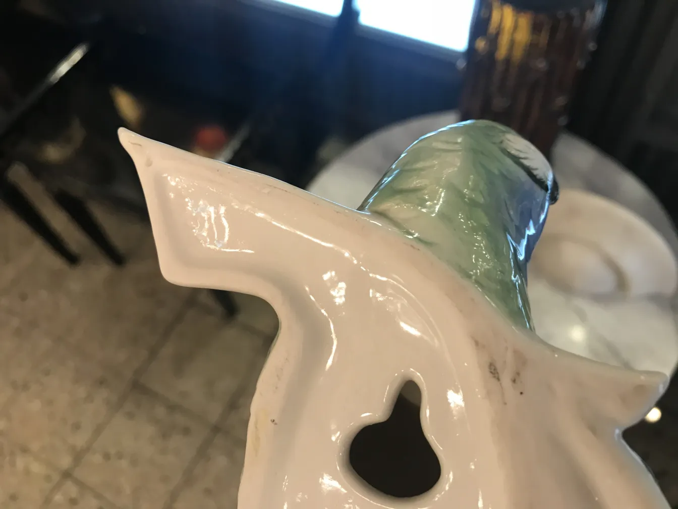 古董陶瓷的细节，色彩柔和，形状独特，处于乡村环境中。