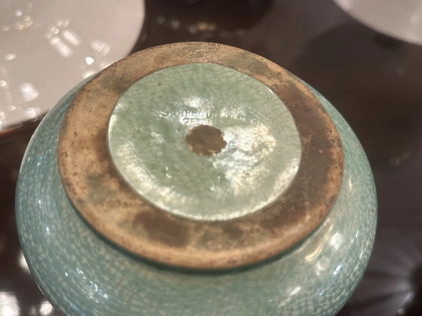 Basis einer antiken Keramik mit blauer Textur, eleganter Umgebung