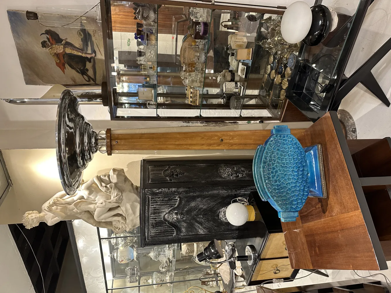 装饰古董陶瓷，蓝色带有纹理设计，背景有其他物品。