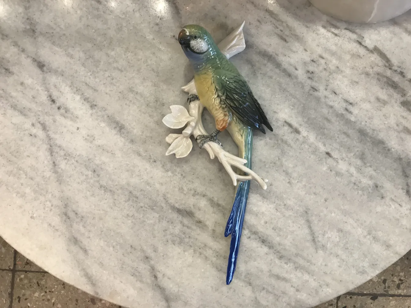 桌子上的古典彩色陶瓷鸟雕塑