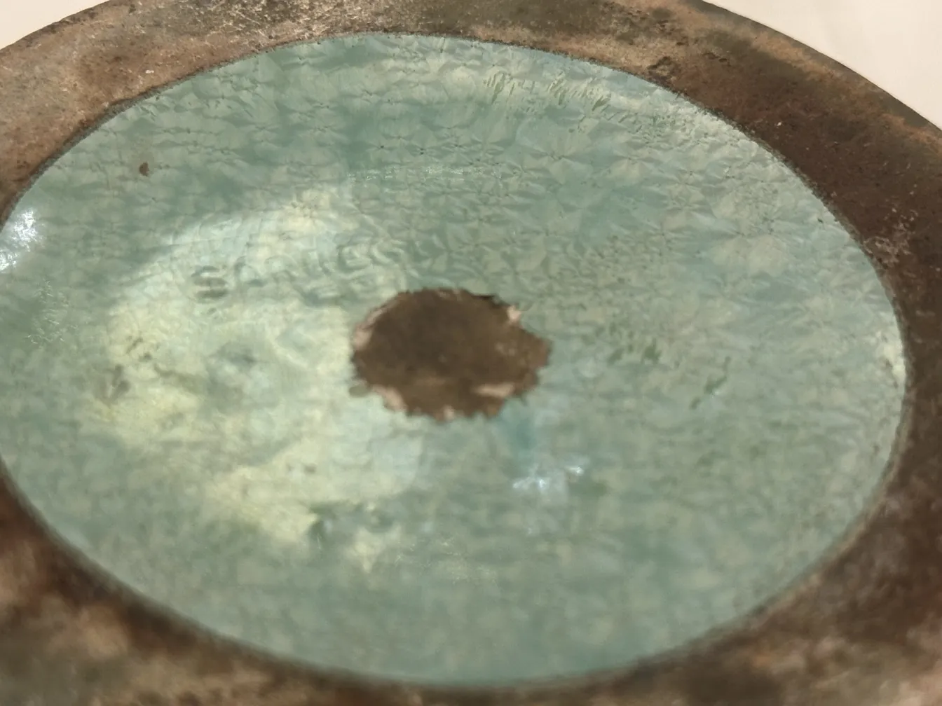 Taza de cerámica antigua, color turquesa con fondo gris