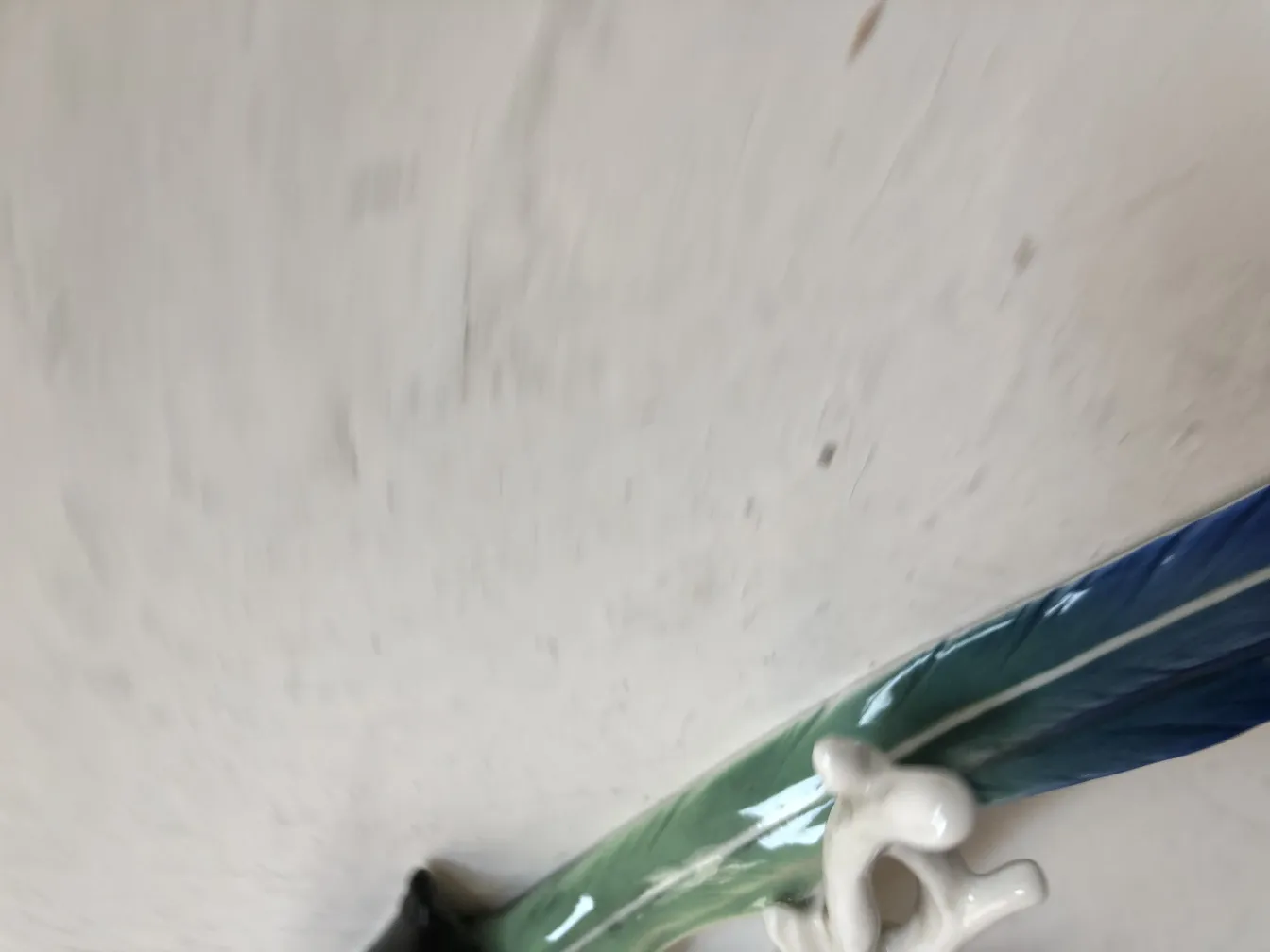 装饰性古董陶瓷，形如绿色和白色的叶子，优雅的设计。