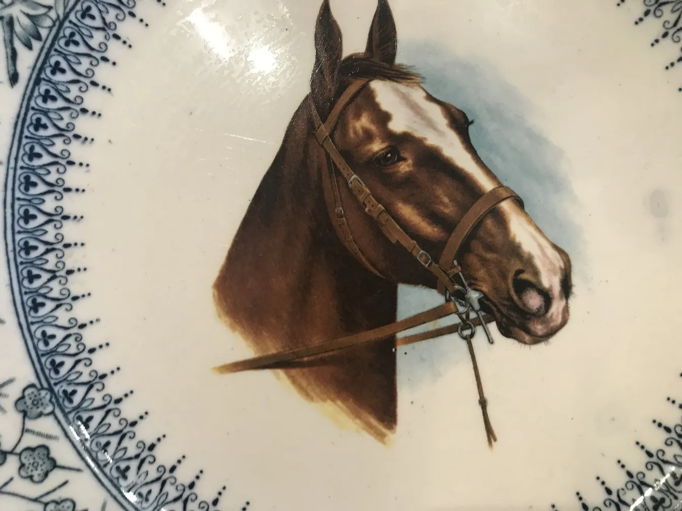 Assiette en céramique ancienne avec illustration de cheval