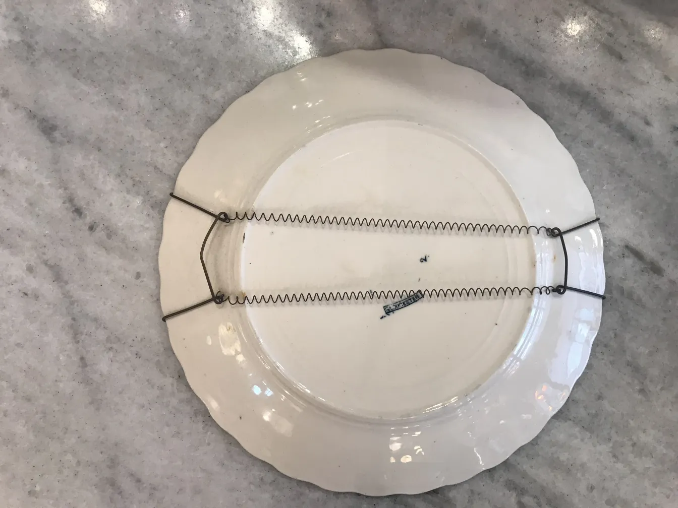 波打った縁と金属支えのある古い陶器