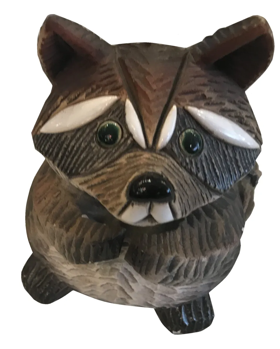 Figura de cerâmica antiga em forma de animal com detalhes encantadores.