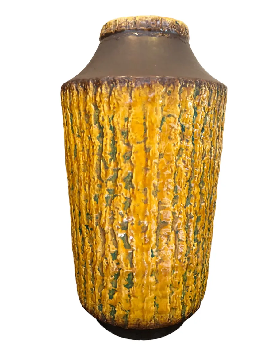 Vaso antigo de cerâmica amarela com textura artesanal, decorativo.