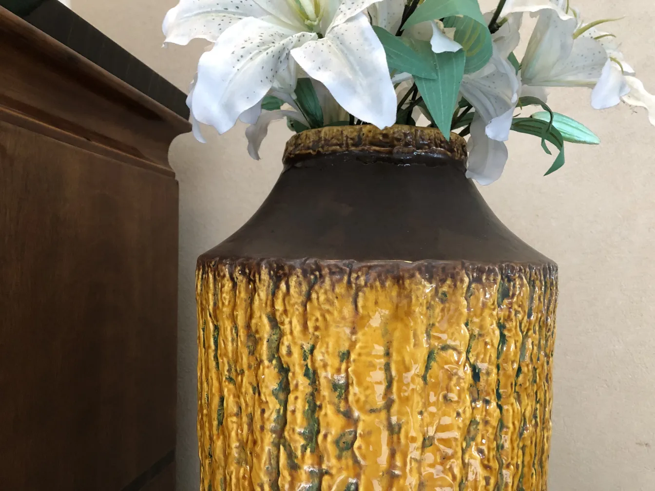 古い装飾用陶器にクラシックな花のアレンジが飾られています