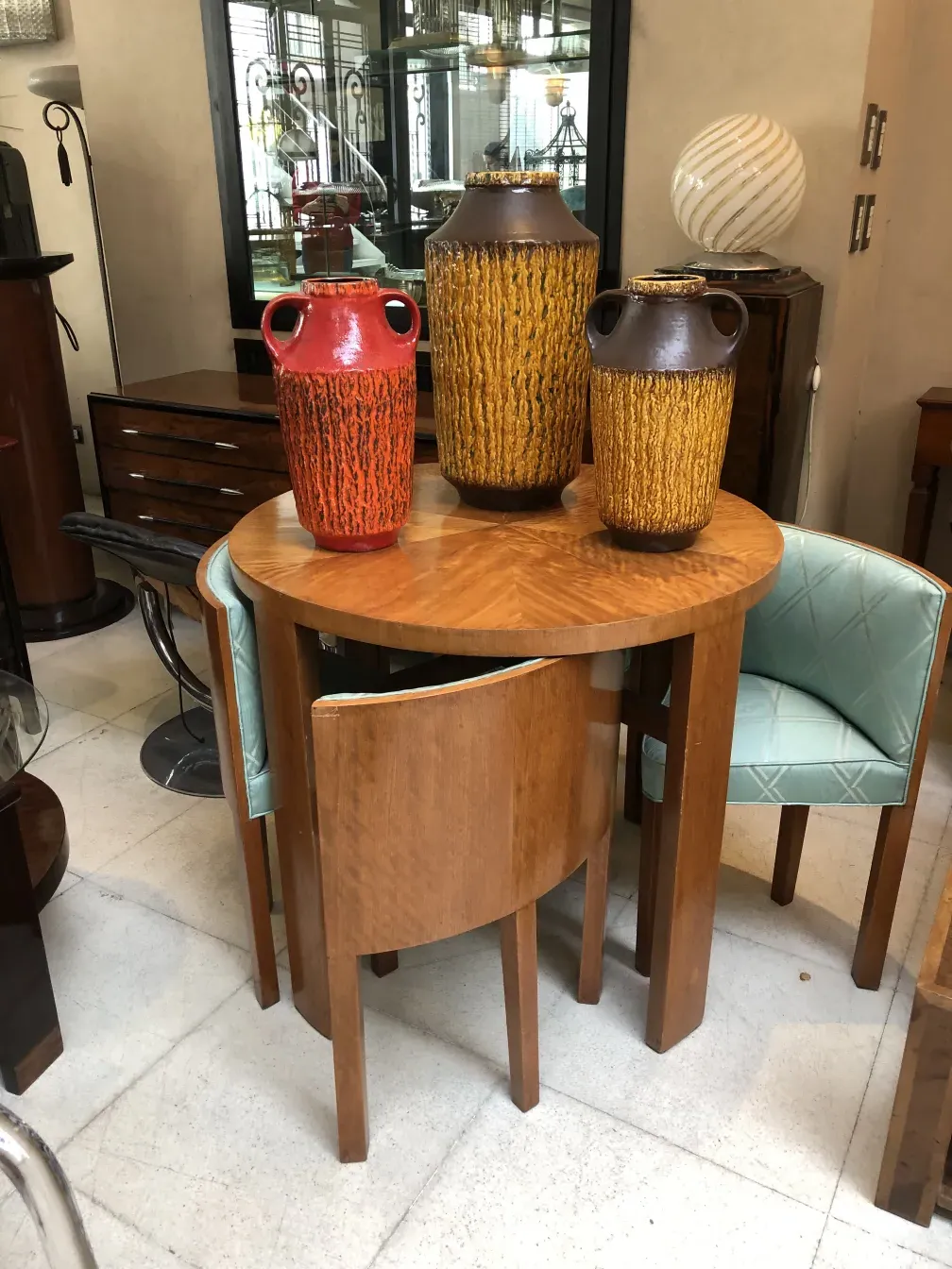 Tres jarrones antiguos de cerámica decorativos en una mesa circular
