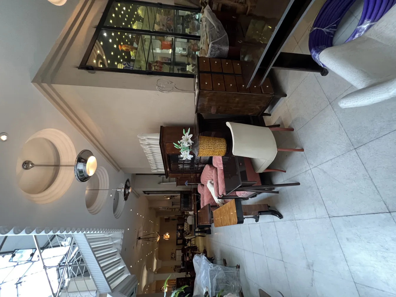 Vue d'un article décoratif en céramique ancienne dans un magasin