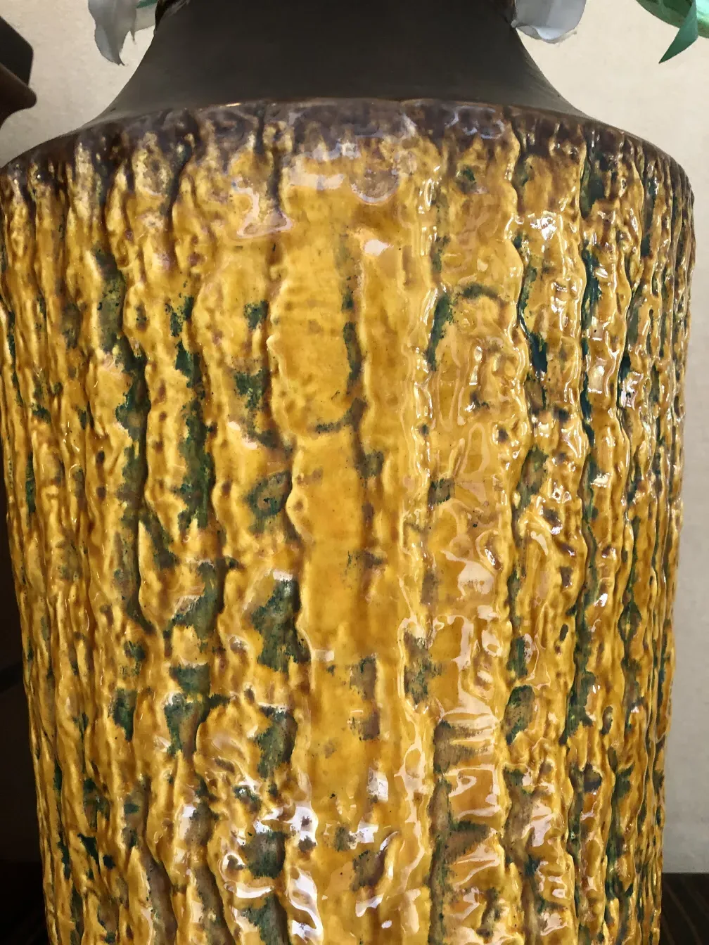 Antike Keramikvase mit gelben und grünen Texturen