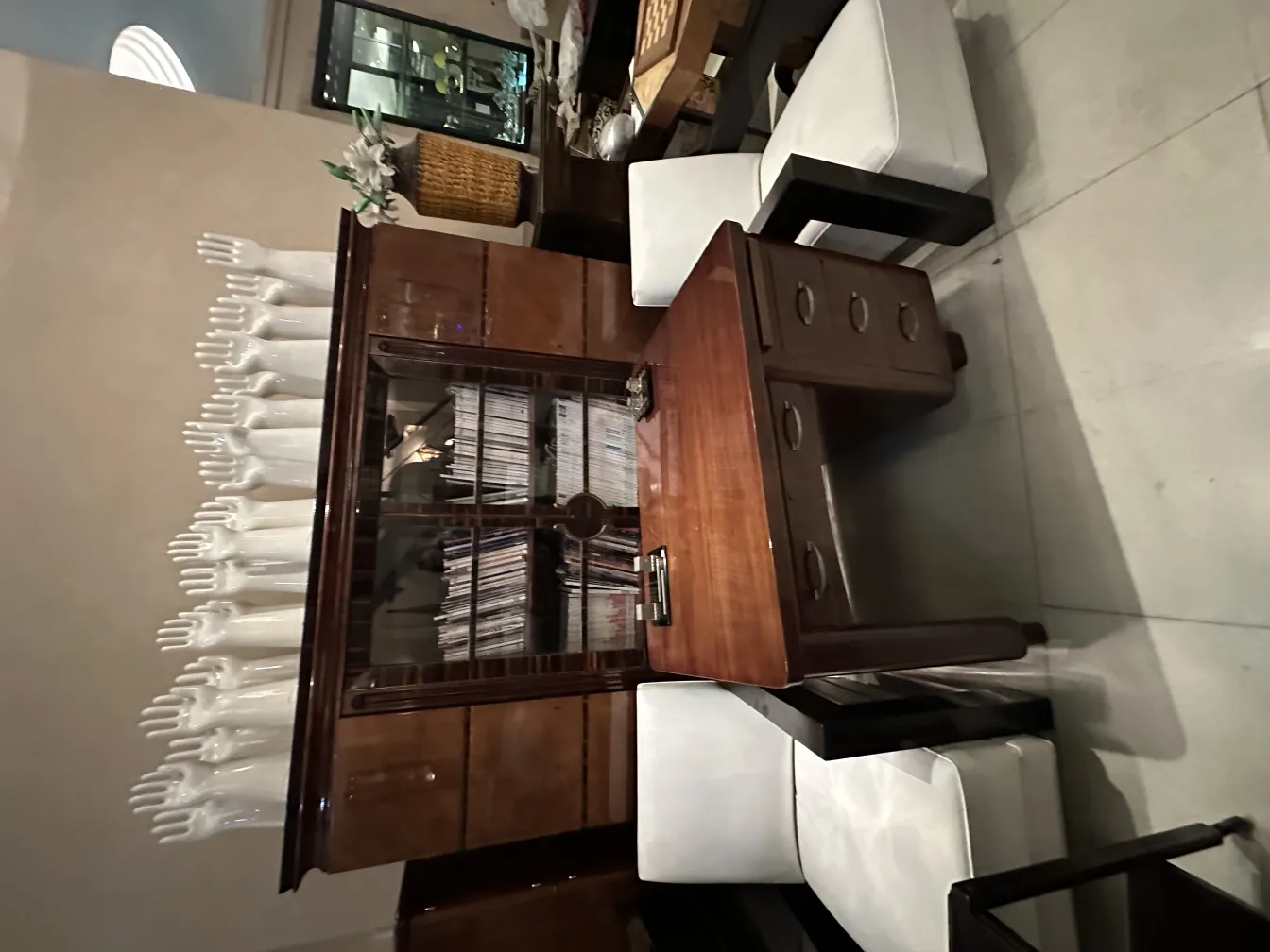 Céramique antique avec un design de mains, décoration élégante.