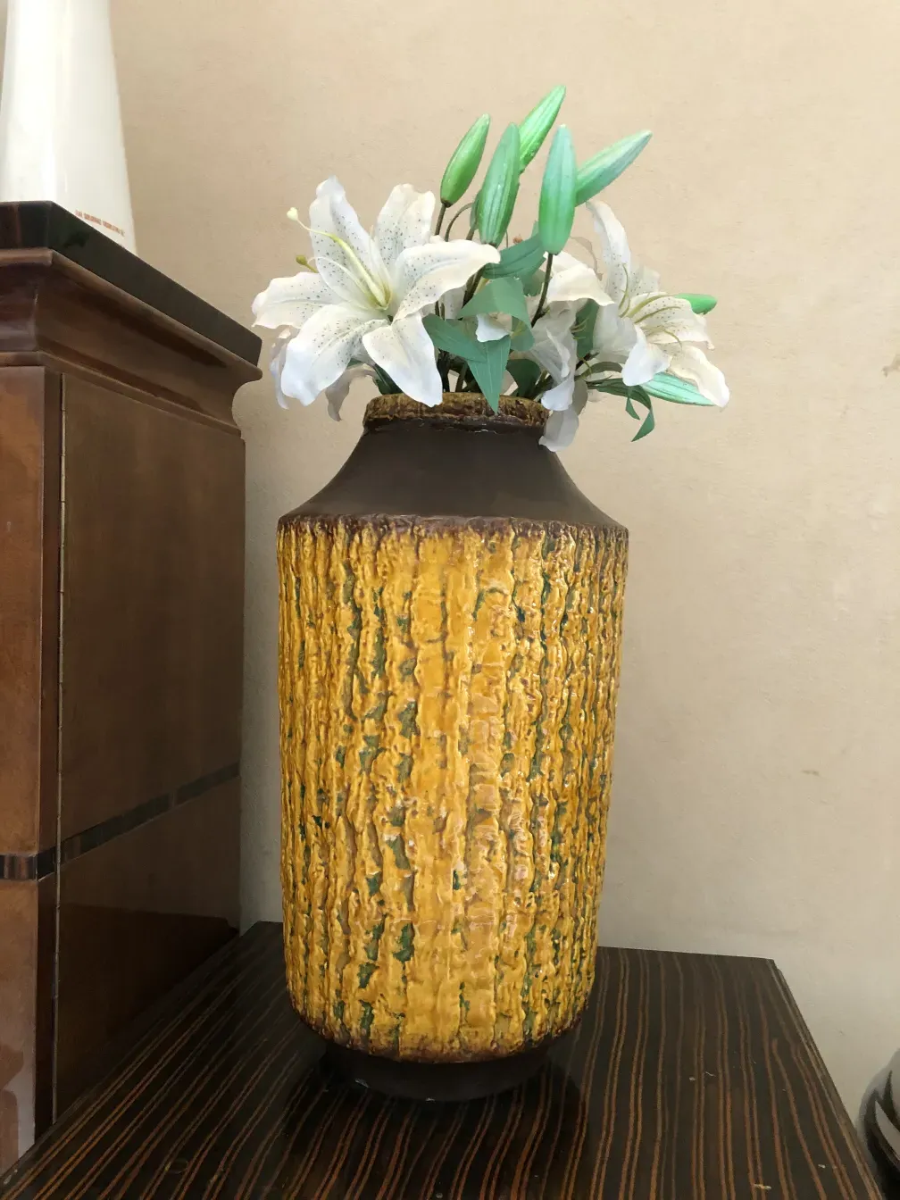 vaso antigo de cerâmica decorado em amarelo com flores